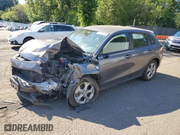 ✅ 2025 Honda HR-V LX • VIN: 3CZRZ2H39SM738901 • Лот: 65193345. Опубликован ранее на Copart с пробегом 23 947 миль. Бесплатный доступ к архиву аукционных продаж из США и подробный отчёт об истории автомобиля на DreamBid. Изображение 1.