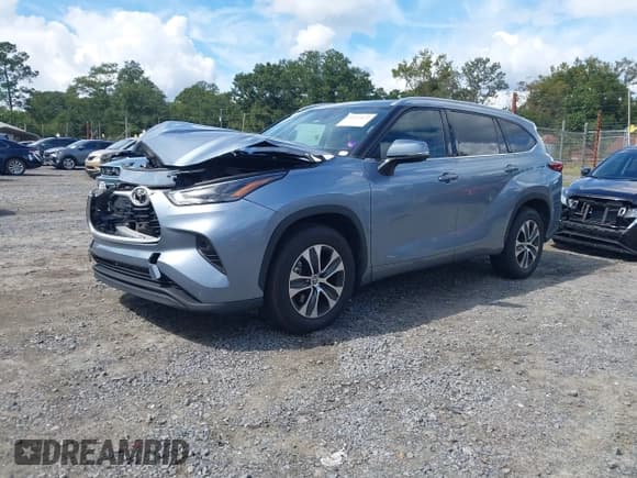 ✅ 2022 Toyota Highlander XLE • VIN: 5TDHZRAH2NS105841 • Lot: 43393622. Listed on IAAI with 56,701 mi. Free auction sales archive from the USA and detailed vehicle history report at DreamBid. Image 2.