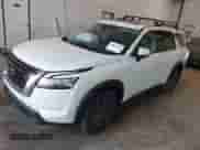 2022 Nissan Pathfinder SV z VIN 5N1DR3BD7NC234940, wystawiony jako IAAI lot #42806846 z przebiegiem 119 082 mil mil oraz . Historia ofert i sprzedaży dostępna na DreamBid. Obrazek 2.