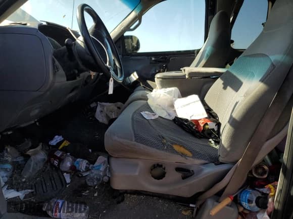 ✅ 1999 Ford F-250 • VIN: 1FTRX27L4XKA34875 • Lot: 84175094. Wystawiony na Copart z przebiegiem Nie podano. Bezpłatny archiwum sprzedaży aukcyjnych z USA i szczegółowy raport historii pojazdu na DreamBid. Zdjęcie 7.