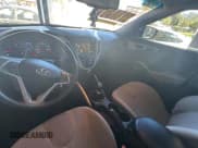 ✅ 2012 Hyundai Veloster w/Red Int • VIN: KMHTC6AD6CU036826 • Lot: 82190224. Wystawiony na Copart z przebiegiem 169 497 mil. Bezpłatny archiwum sprzedaży aukcyjnych z USA i szczegółowy raport historii pojazdu na DreamBid. Zdjęcie 9.