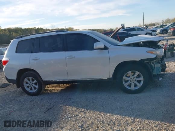 ✅ 2013 Toyota Highlander Plus • VIN: 5TDBK3EH5DS225827 • Lot: 43533454. Listed on IAAI with 113,826 mi. Free auction sales archive from the USA and detailed vehicle history report at DreamBid. Image 13.