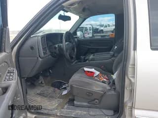 ✅ 2005 GMC Sierra 1500HD SLE • VIN: 1GTGC13U75F816427 • Lot: 41803548. Wystawiony na IAAI z przebiegiem Nie podano. Bezpłatny archiwum sprzedaży aukcyjnych z USA i szczegółowy raport historii pojazdu na DreamBid. Zdjęcie 5.