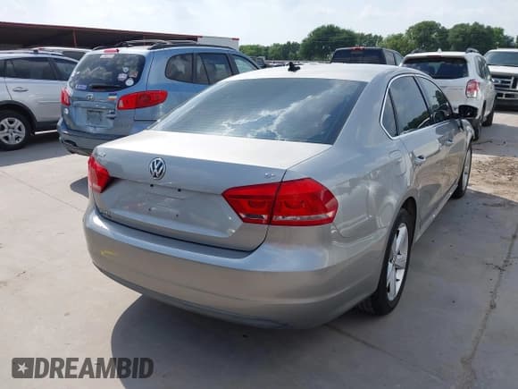 ✅ 2013 Volkswagen Passat SE • VIN: 1VWBP7A30DC144719 • Лот: 42174524. Опубликован ранее на IAAI с пробегом 181 326 миль. Бесплатный доступ к архиву аукционных продаж из США и подробный отчёт об истории автомобиля на DreamBid. Изображение 4.