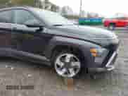 2024 Hyundai Kona Limited с VIN KM8HE3A30RU094669, выставлен на аукционе IAAI как лот 41260368 с пробегом 23 339 миль миль и . История ставок и продаж доступна на DreamBid. Изображение 6.