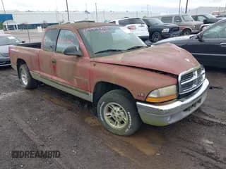 ✅ 1999 Dodge Dakota SLT • VIN: 1B7GL22XXXS173969 • Lot: 42323610. Wystawiony na IAAI z przebiegiem Nie podano. Bezpłatny archiwum sprzedaży aukcyjnych z USA i szczegółowy raport historii pojazdu na DreamBid. Zdjęcie 1.