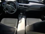 ✅ 2020 Lexus UX 250h • VIN: JTHP9JBH8L2036653 • Lot: 84945275. Wystawiony na Copart z przebiegiem 23 276 mil. Bezpłatny archiwum sprzedaży aukcyjnych z USA i szczegółowy raport historii pojazdu na DreamBid. Zdjęcie 8.