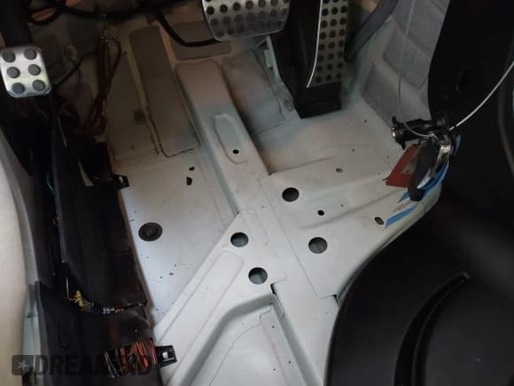 ✅ 2014 Mercedes-Benz C 250 Sport • VIN: WDDGF4HB3EG234633 • Lot: 43600804. Listed on IAAI with 131,529 mi. Free auction sales archive from the USA and detailed vehicle history report at DreamBid. Image 6.