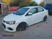 2018 Chevrolet Sonic LS z VIN 1G1JB5SG8J4110013, wystawiony jako IAAI lot #43258372 z przebiegiem 113 488 mil mil oraz . Historia ofert i sprzedaży dostępna na DreamBid. Obrazek 2.