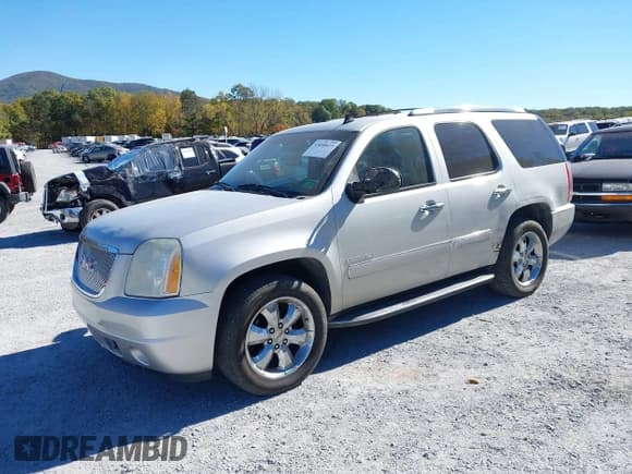 ✅ 2010 GMC Yukon Denali • VIN: 1GKUKEEF7AR202423 • Lot: 43450619. Listed on IAAI with 220,158 mi. Free auction sales archive from the USA and detailed vehicle history report at DreamBid. Image 18.
