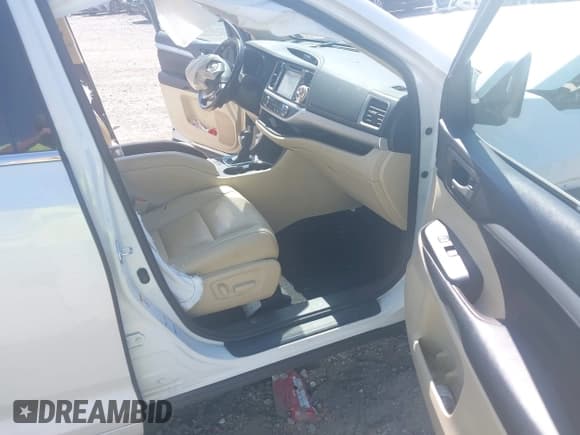 ✅ 2017 Toyota Highlander XLE • VIN: 5TDJZRFHXHS417436 • Lot: 43168533. Wystawiony na IAAI z przebiegiem 130 729 mil. Bezpłatny archiwum sprzedaży aukcyjnych z USA i szczegółowy raport historii pojazdu na DreamBid. Zdjęcie 5.