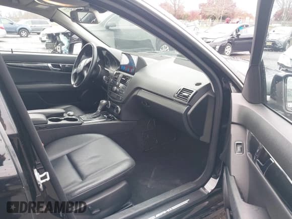 ✅ 2011 Mercedes-Benz C 300 Sport • VIN: WDDGF8BB2BR140887 • Lot: 43650721. Wystawiony na IAAI z przebiegiem 90 122 mil. Bezpłatny archiwum sprzedaży aukcyjnych z USA i szczegółowy raport historii pojazdu na DreamBid. Zdjęcie 5.