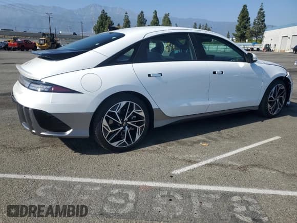 ✅ 2025 Hyundai Ioniq 6 SEL • VIN: KMHM34AA1SA085902 • Lot: 84699545. Listed on Copart with 8,637 mi. Free auction sales archive from the USA and detailed vehicle history report at DreamBid. Image 3.