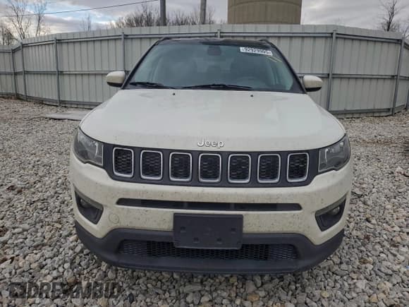 ✅ 2018 Jeep Compass Latitude • VIN: 3C4NJDBB9JT418618 • Lot: 92929905. Wystawiony na Copart z przebiegiem 121 115 mil. Bezpłatny archiwum sprzedaży aukcyjnych z USA i szczegółowy raport historii pojazdu na DreamBid. Zdjęcie 5.