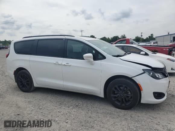 ✅ 2020 Chrysler Pacifica Launch Edition • VIN: 2C4RC3BG2LR261702 • Lot: 64563655. Listed on Copart with 58,975 mi. Free auction sales archive from the USA and detailed vehicle history report at DreamBid. Image 4.