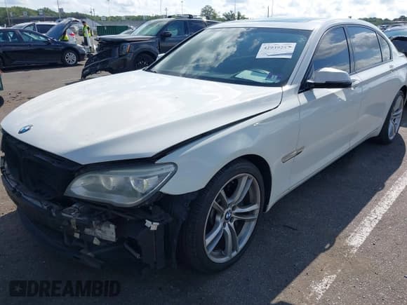 ✅ 2014 BMW 7 Series ALPINA B7 • VIN: WBAYE8C52ED135312 • Lot: 42939257. Wystawiony na IAAI z przebiegiem 146 878 mil. Bezpłatny archiwum sprzedaży aukcyjnych z USA i szczegółowy raport historii pojazdu na DreamBid. Zdjęcie 17.