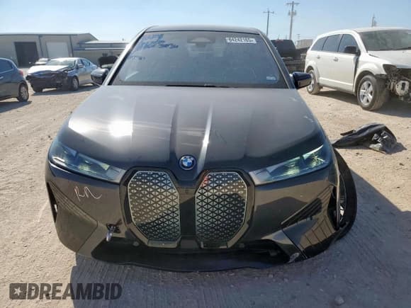 ✅ 2022 BMW iX xDrive50 • VIN: WB523CF05NCJ77136 • Lot: 84242165. Wystawiony na Copart z przebiegiem 52 844 mil. Bezpłatny archiwum sprzedaży aukcyjnych z USA i szczegółowy raport historii pojazdu na DreamBid. Zdjęcie 5.