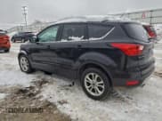 ✅ 2019 Ford Escape SE • VIN: 1FMCU9GD3KUC51388 • Лот: 94657085. Опубликован ранее на Copart с пробегом 56 794 миль. Бесплатный доступ к архиву аукционных продаж из США и подробный отчёт об истории автомобиля на DreamBid. Изображение 2.
