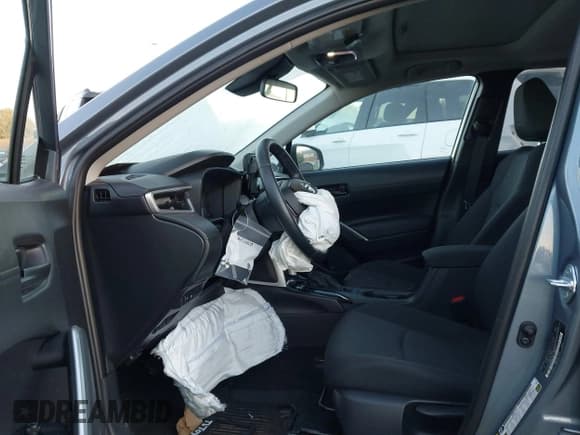 ✅ 2022 Toyota Corolla Cross LE • VIN: 7MUBAABG6NV025307 • Lot: 43472550. Wystawiony na IAAI z przebiegiem 25 870 mil. Bezpłatny archiwum sprzedaży aukcyjnych z USA i szczegółowy raport historii pojazdu na DreamBid. Zdjęcie 5.