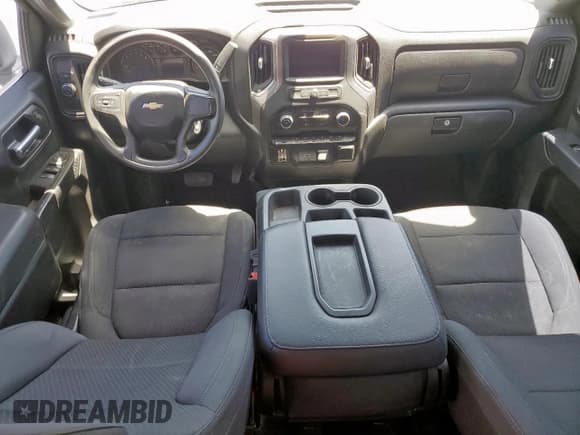 ✅ 2020 Chevrolet Silverado 1500 Custom • VIN: 1GCRWBEK3LZ315130 • Lot: 57271075. Wystawiony na Copart z przebiegiem 69 840 mil. Bezpłatny archiwum sprzedaży aukcyjnych z USA i szczegółowy raport historii pojazdu na DreamBid. Zdjęcie 8.