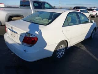 ✅ 2005 Toyota Camry LE • VIN: 4T1BE32K15U018447 • Лот: 43551974. Опубликован ранее на IAAI с пробегом 129 072 миль. Бесплатный доступ к архиву аукционных продаж из США и подробный отчёт об истории автомобиля на DreamBid. Изображение 4.