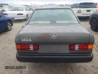 ✅ 1987 Mercedes-Benz 190 • VIN: WDBDA28D1HF353257 • Lot: 81200264. Wystawiony na Copart z przebiegiem Nie podano. Bezpłatny archiwum sprzedaży aukcyjnych z USA i szczegółowy raport historii pojazdu na DreamBid. Zdjęcie 6.