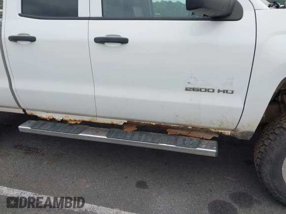 ✅ 2015 Chevrolet Silverado 2500HD LT • VIN: 1GC2KVEG6FZ100680 • Lot: 42928881. Wystawiony na IAAI z przebiegiem 286 834 mil. Bezpłatny archiwum sprzedaży aukcyjnych z USA i szczegółowy raport historii pojazdu na DreamBid. Zdjęcie 17.