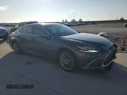 ✅ 2025 Lexus ES 350 Ultra Luxury • VIN: 58AFZ1B13SU191618 • Lot: 69757735. Wystawiony na Copart z przebiegiem 15 978 mil. Bezpłatny archiwum sprzedaży aukcyjnych z USA i szczegółowy raport historii pojazdu na DreamBid. Zdjęcie 4.