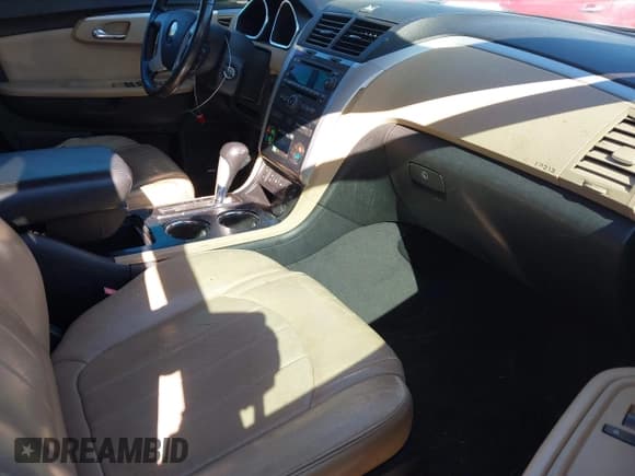 ✅ 2011 Chevrolet Traverse LTZ • VIN: 1GNKVLED7BJ289311 • Lot: 43477100. Wystawiony na IAAI z przebiegiem 223 066 mil. Bezpłatny archiwum sprzedaży aukcyjnych z USA i szczegółowy raport historii pojazdu na DreamBid. Zdjęcie 5.