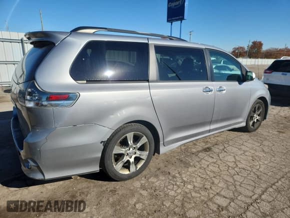 ✅ 2013 Toyota Sienna SE • VIN: 5TDXK3DC1DS398191 • Лот: 92412455. Опубликован ранее на Copart с пробегом 232 760 миль. Бесплатный доступ к архиву аукционных продаж из США и подробный отчёт об истории автомобиля на DreamBid. Изображение 3.