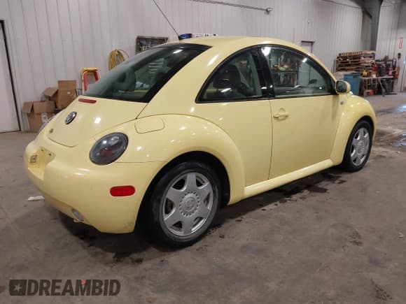✅ 2001 Volkswagen Beetle GLX • VIN: 3VWDD21CX1M434965 • Lot: 42141481. Listed on IAAI with 220,941 mi. Free auction sales archive from the USA and detailed vehicle history report at DreamBid. Image 4.