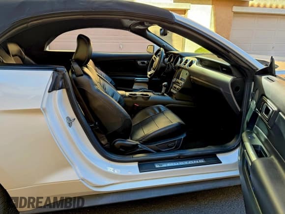 ✅ 2020 Ford Mustang EcoBoost Premium • VIN: 1FATP8UH4L5112126 • Лот: 96627595. Опубликован ранее на Copart с пробегом 88 417 миль. Бесплатный доступ к архиву аукционных продаж из США и подробный отчёт об истории автомобиля на DreamBid. Изображение 5.