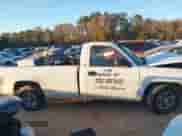 2004 Chevrolet Silverado 1500 Work Truck z VIN 1GCEC14XX4Z288962, wystawiony jako IAAI lot #41030729 z przebiegiem 320 541 mil mil oraz . Historia ofert i sprzedaży dostępna na DreamBid. Obrazek 13.