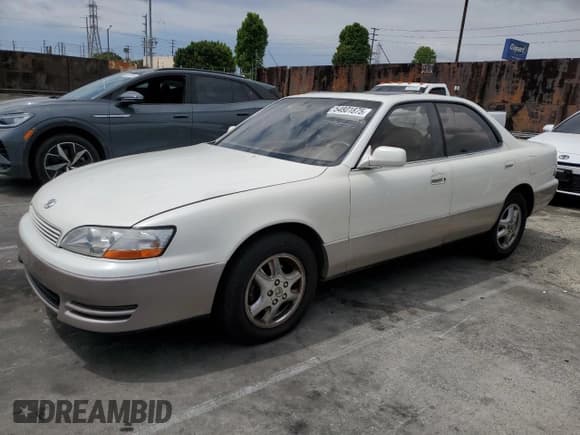 ✅ 1993 Lexus ES 300 • VIN: JT8VK13T1P0216976 • Lot: 54801875. Listed on Copart with 110,217 mi. Free auction sales archive from the USA and detailed vehicle history report at DreamBid. Image 1.