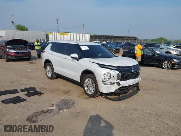 ✅ 2024 Mitsubishi Outlander ES • VIN: JA4J4UA80RZ052123 • Lot: 42442613. Listed on IAAI with 26,192 mi. Free auction sales archive from the USA and detailed vehicle history report at DreamBid. Image 1.