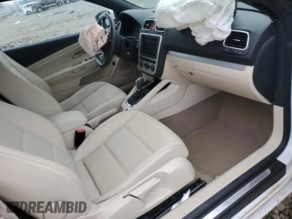 ✅ 2016 Volkswagen Eos Komfort • VIN: WVWBW8AH1GV000550 • Lot: 82831583. Wystawiony na Copart z przebiegiem 58 141 mil. Bezpłatny archiwum sprzedaży aukcyjnych z USA i szczegółowy raport historii pojazdu na DreamBid. Zdjęcie 8.