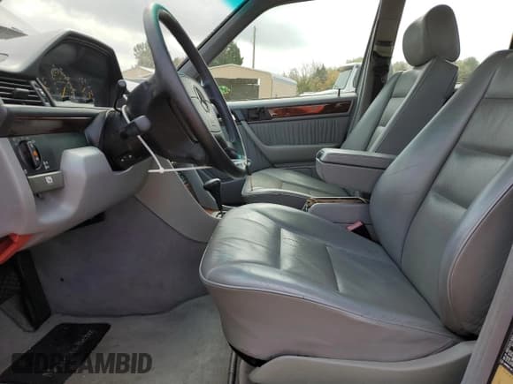 ✅ 1995 Mercedes-Benz E 320 • VIN: WDBEA32E8SC233296 • Lot: 78461594. Wystawiony na Copart z przebiegiem 319 361 mil. Bezpłatny archiwum sprzedaży aukcyjnych z USA i szczegółowy raport historii pojazdu na DreamBid. Zdjęcie 7.