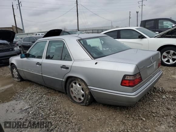 ✅ 1995 Mercedes-Benz E 320 • VIN: WDBEA32EXSC211428 • Лот: 85424004. Опубликован ранее на Copart с пробегом 95 411 миль. Бесплатный доступ к архиву аукционных продаж из США и подробный отчёт об истории автомобиля на DreamBid. Изображение 2.
