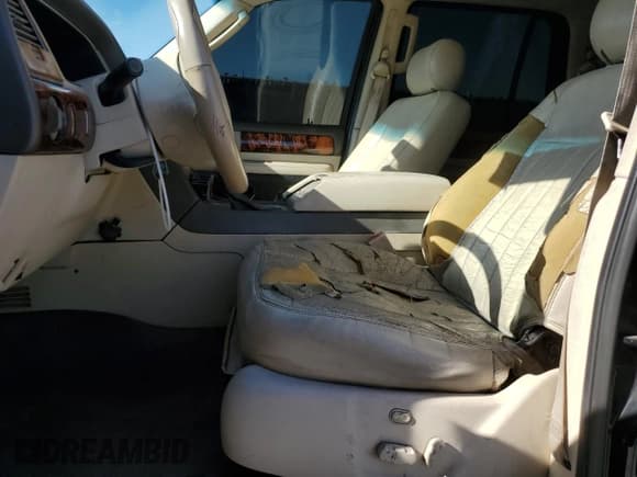 ✅ 2004 Lincoln Navigator Luxury • VIN: 5LMFU27R24LJ25237 • Lot: 60849535. Wystawiony na Copart z przebiegiem 223 734 mil. Bezpłatny archiwum sprzedaży aukcyjnych z USA i szczegółowy raport historii pojazdu na DreamBid. Zdjęcie 7.