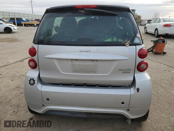 ✅ 2015 Smart fortwo Passion • VIN: WMEEJ9AA1FK831357 • Lot: 87001564. Listed on Copart with Not provided. Free auction sales archive from the USA and detailed vehicle history report at DreamBid. Image 6.