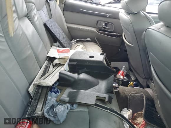 ✅ 1997 Lincoln Town Car Executive • VIN: 1LNLM81W8VY668653 • Lot: 81947165. Wystawiony na Copart z przebiegiem 246 501 mil. Bezpłatny archiwum sprzedaży aukcyjnych z USA i szczegółowy raport historii pojazdu na DreamBid. Zdjęcie 10.