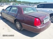 ✅ 2008 Lincoln Town Car Limited • VIN: 2LNHM82V88X654574 • Lot: 43363597. Wystawiony na IAAI z przebiegiem 89 600 mil. Bezpłatny archiwum sprzedaży aukcyjnych z USA i szczegółowy raport historii pojazdu na DreamBid. Zdjęcie 3.