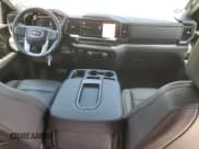 ✅ 2025 GMC Sierra 1500 SLT • VIN: 1GTPHDED7SZ113131 • Лот: 61676255. Опубликован ранее на Copart с пробегом 18 870 миль. Бесплатный доступ к архиву аукционных продаж из США и подробный отчёт об истории автомобиля на DreamBid. Изображение 8.