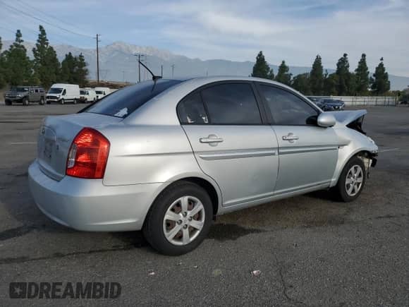 2008 Hyundai Accent GLS z VIN KMHCN46C98U234256, wystawiony jako Copart lot #83089384 z przebiegiem 153 802 mil mil oraz Szkoda całkowita • Salvage title. Historia ofert i sprzedaży dostępna na DreamBid. Obrazek 3.
