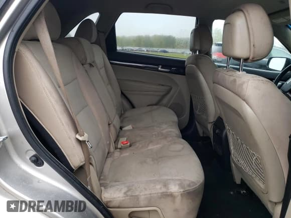 ✅ 2014 Kia Sorento LX • VIN: 5XYKT3A62EG525471 • Lot: 84255735. Listed on Copart with 181,164 mi. Free auction sales archive from the USA and detailed vehicle history report at DreamBid. Image 11.