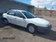 1998 Saturn SL z VIN 1G8ZF5285WZ243548, wystawiony jako IAAI lot #41659710 z przebiegiem 109 099 mil mil oraz . Historia ofert i sprzedaży dostępna na DreamBid. Obrazek 1.