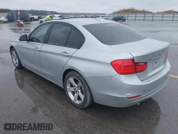 ✅ 2015 BMW 3 Series 320i xDrive • VIN: WBA3C3G57FNS74652 • Lot: 41723695. Wystawiony na IAAI z przebiegiem 146 919 mil. Bezpłatny archiwum sprzedaży aukcyjnych z USA i szczegółowy raport historii pojazdu na DreamBid. Zdjęcie 3.