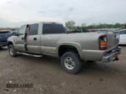 ✅ 2002 Chevrolet Silverado 2500HD LS • VIN: 1GCHC23G12F124521 • Lot: 54493345. Wystawiony na Copart z przebiegiem 223 108 mil. Bezpłatny archiwum sprzedaży aukcyjnych z USA i szczegółowy raport historii pojazdu na DreamBid. Zdjęcie 2.