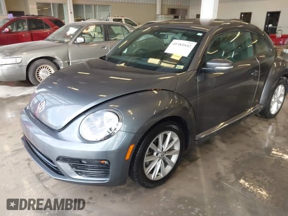 ✅ 2018 Volkswagen Beetle S • VIN: 3VWFD7AT6JM703758 • Lot: 41381842. Wystawiony na IAAI z przebiegiem Nie podano. Bezpłatny archiwum sprzedaży aukcyjnych z USA i szczegółowy raport historii pojazdu na DreamBid. Zdjęcie 19.