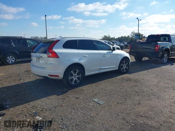 ✅ 2015 Volvo XC60 T6 • VIN: YV4902RK0F2726801 • Lot: 41276413. Listed on IAAI with 158,436 mi. Free auction sales archive from the USA and detailed vehicle history report at DreamBid. Image 4.